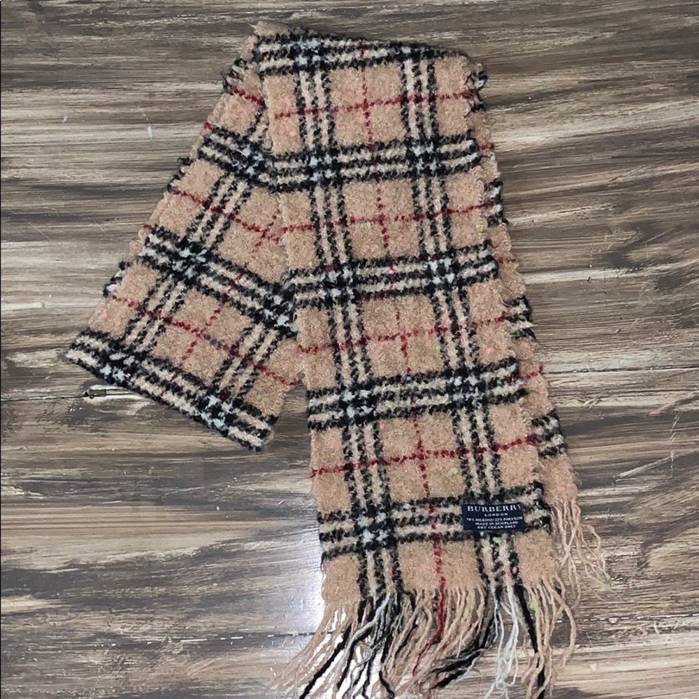 Authentic Burberry scarf 78% merino 22% polyester